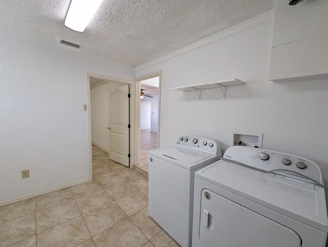 Building Photo - Updated, All Electric, Three Bedroom with ...