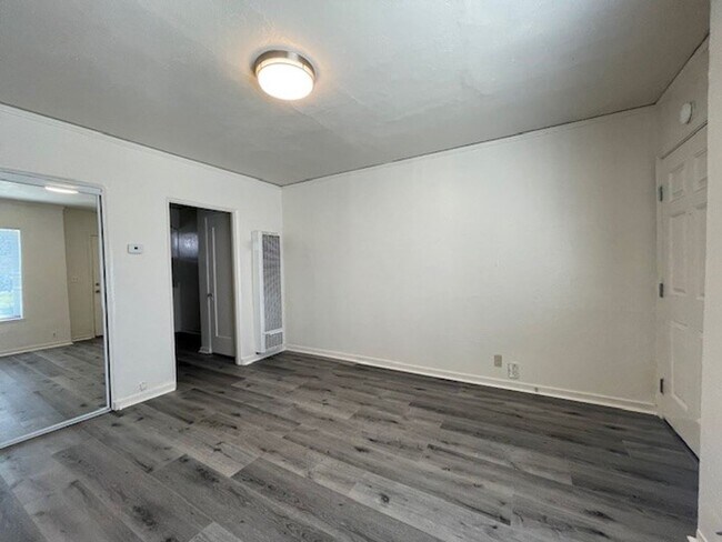 Building Photo - Quaint Studio, Freshly Painted, with modern fixtures, with front and back entrance,