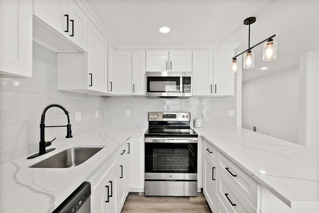 Building Photo - Renovated 3-Bed Rambler in Lakewood | Priv...