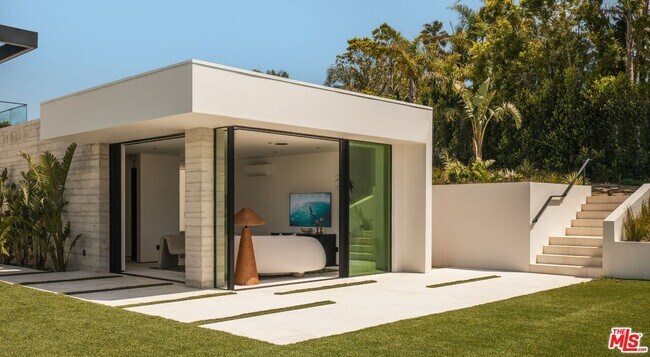 Building Photo - 6889 Dume Dr