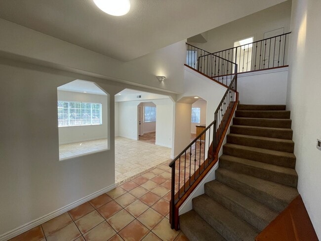 Building Photo - 4527 Hollister Ave