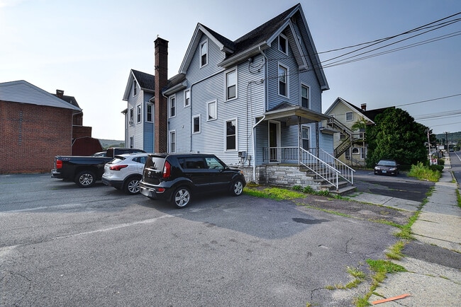 Building Photo - 93 Meadow St