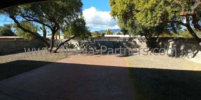 Building Photo - Centrally Located Three Bedroom/Two Bath Home