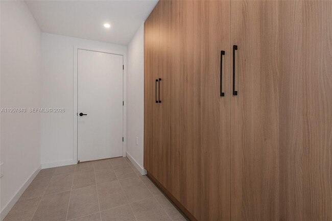 Building Photo - 121 NE 5th St