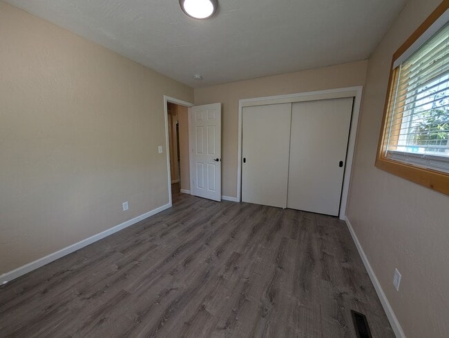 Building Photo - 3 bedroom 2 bath Pet-Friendly House with Amazing Backyard!