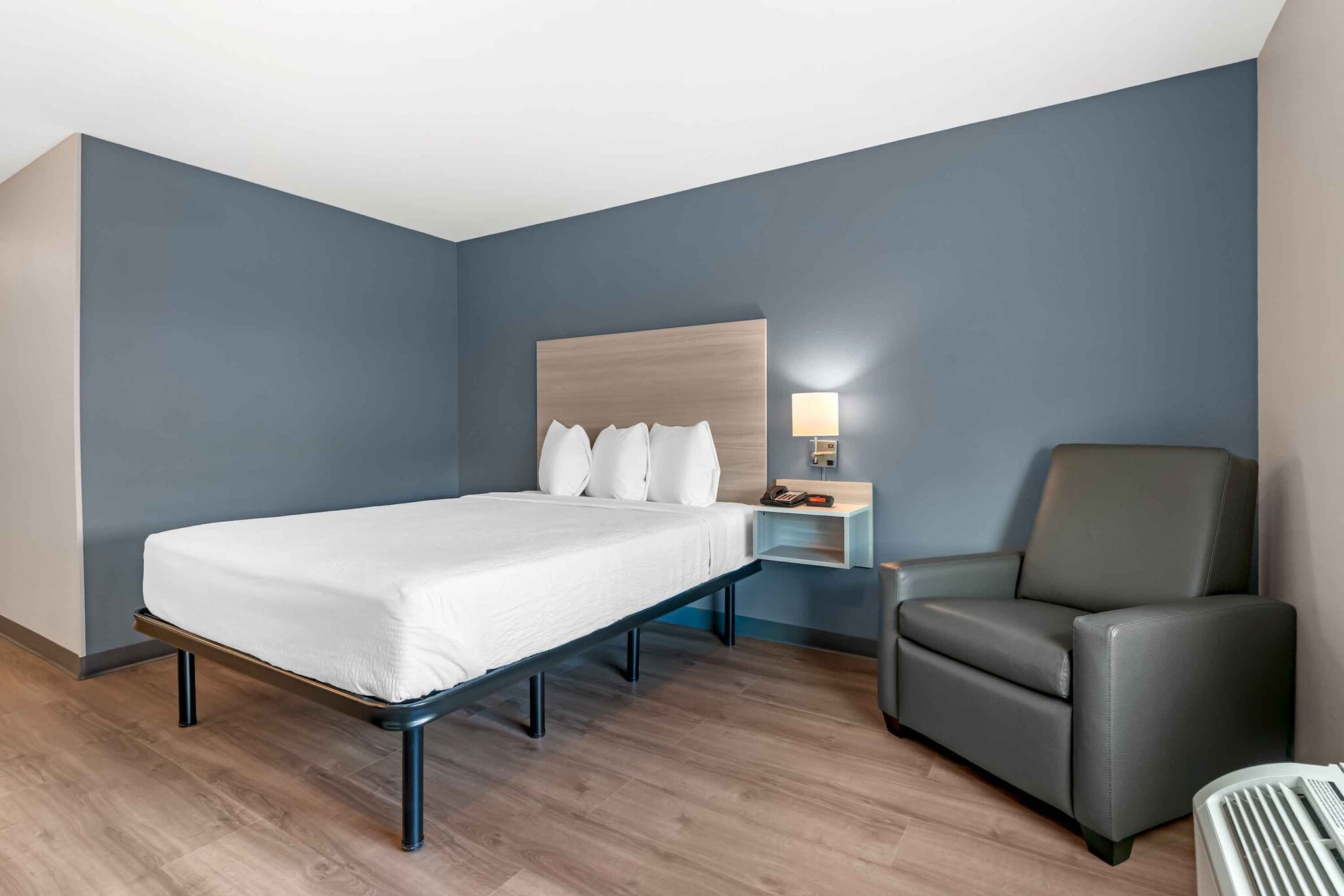 Building Photo - Furnished Studio-Wildwood