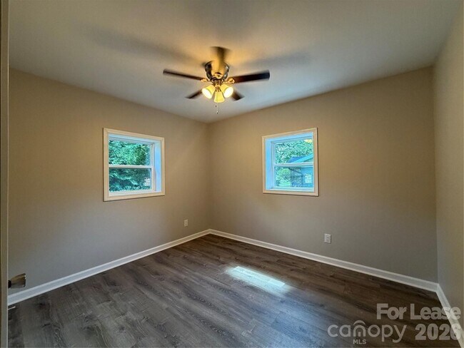 Building Photo - 2621 E Greenbriar Rd
