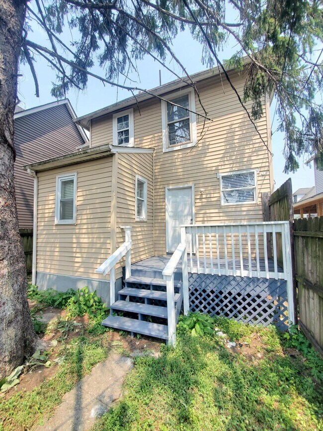 Building Photo - 33 S Cypress Ave