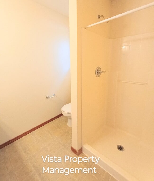 Building Photo - 2 Bedroom 2.5 bath BIG Townhouse with gara...