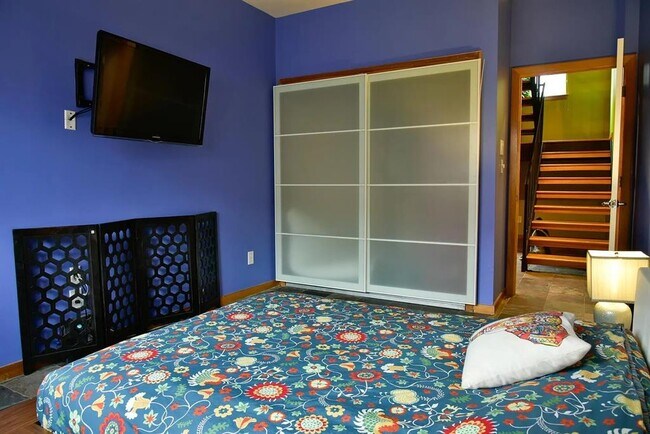 Building Photo - 2303 Whitney St