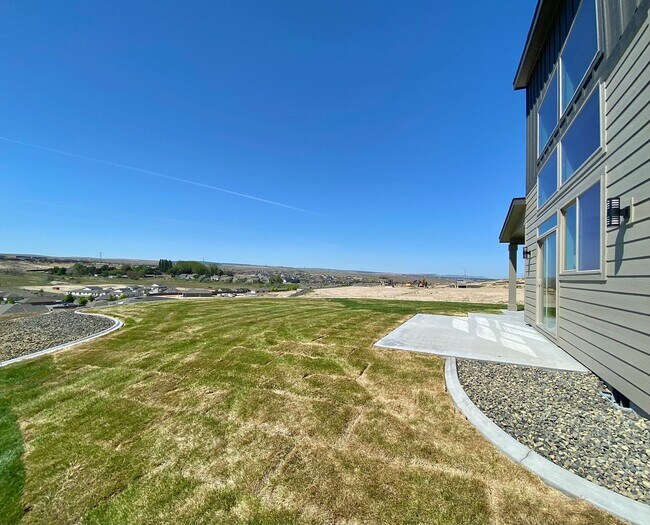 Building Photo - Stunning Southridge Rental with RV Garage & Luxury Finishes!