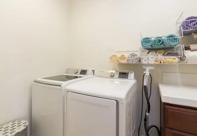 Building Photo - Heritage Square Newer Two Story in Gated Development