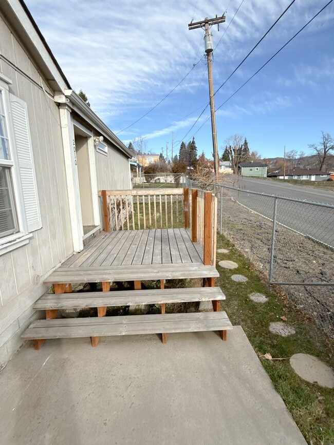 Building Photo - 3 Bedroom, 2 bath house