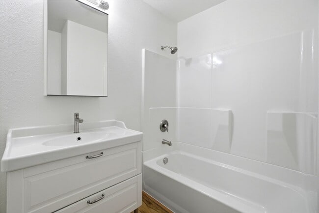 Building Photo - Newly Renovated 2 Bedroom Home