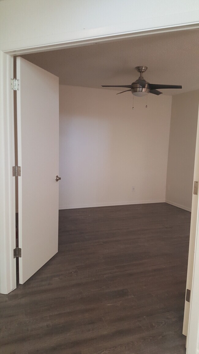 Large master bedroom - 4545 N 67th Ave
