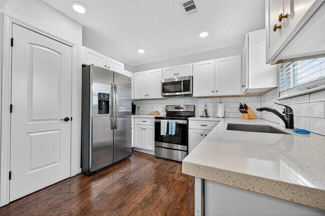 Building Photo - 2212 Rosewood St