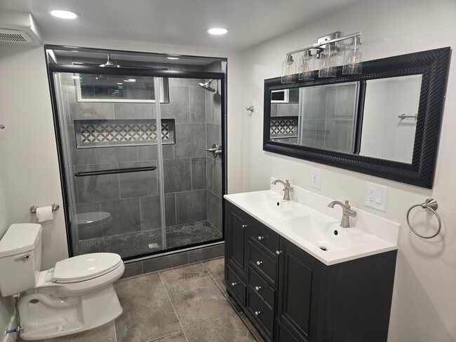 Building Photo - 929 Due W Ave N