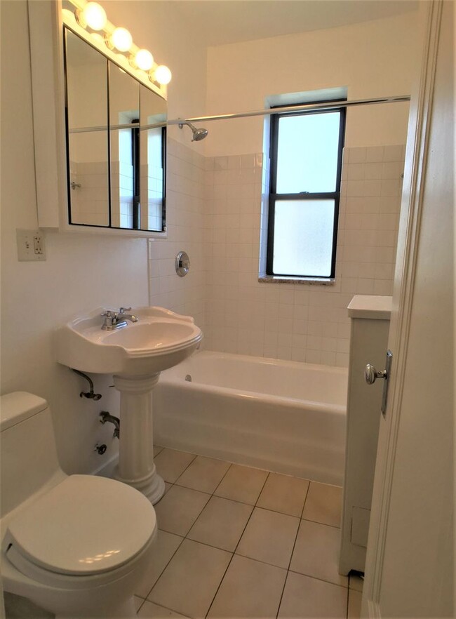 Building Photo - 3025 W Addison St