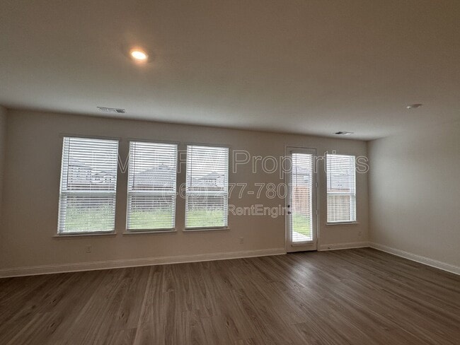 Building Photo - 649 Saxony Dr