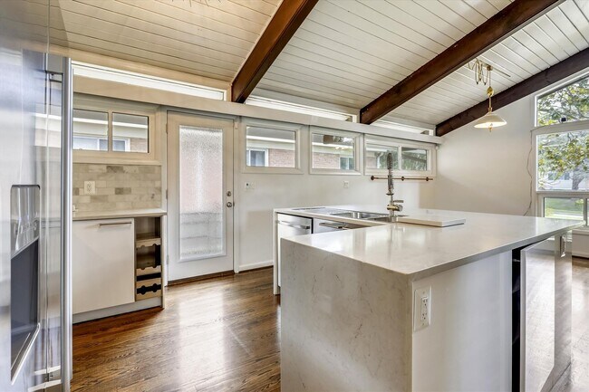 Building Photo - 3/3 Beautiful Contemporary Home in Greenwich Forest