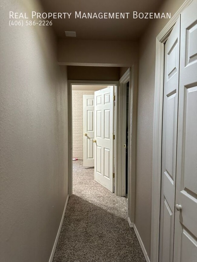 Building Photo - 128 S 15th-Apartment 14