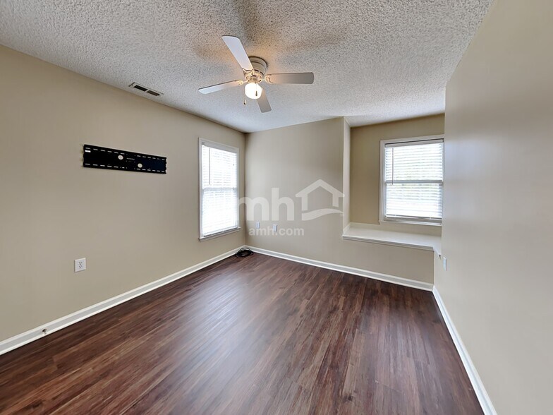 Building Photo - 601 Crossing Dr
