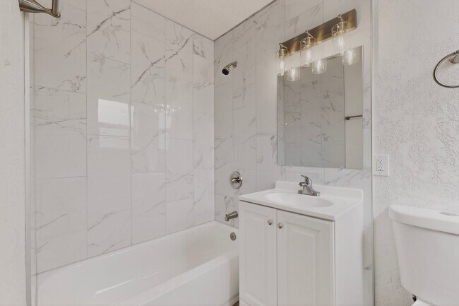 Building Photo - 714-714 Madison St NE