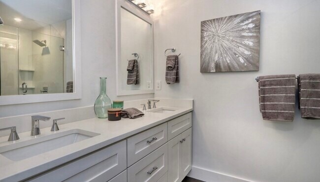 Building Photo - 15 W Bellflower St