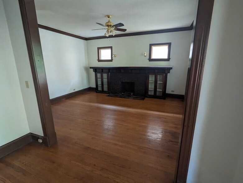 Building Photo - 6215 S Eberhart Ave