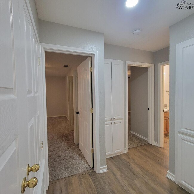 Building Photo - 4444 Phillips Dr