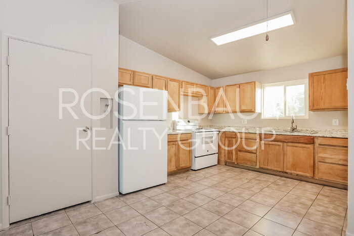 Building Photo - 465 W Ivyglen St