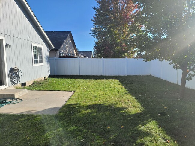 Building Photo - COMING SOON !!! 3 Bed 2 Bath 1500 Sq/Ft home just 10 minutes west of Spokane