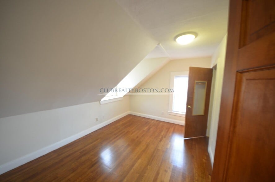 Building Photo - 23 Cushing St