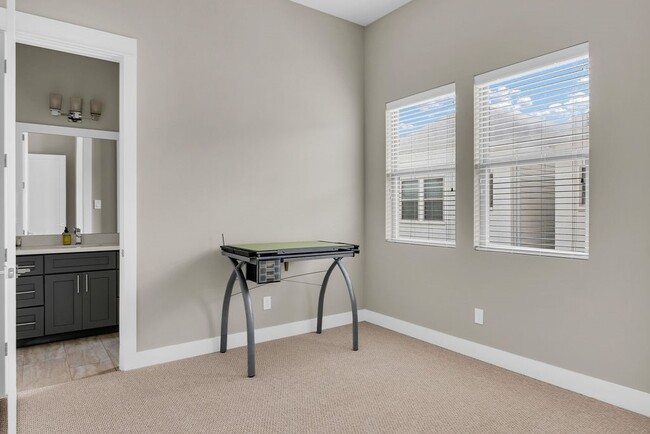 Building Photo - 806 Thornton Rd