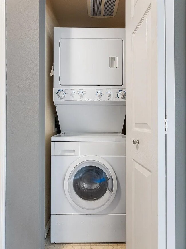 Building Photo - $1,600 - 1 Bed / 1 Bath Gorgeous Condo Unit in University District