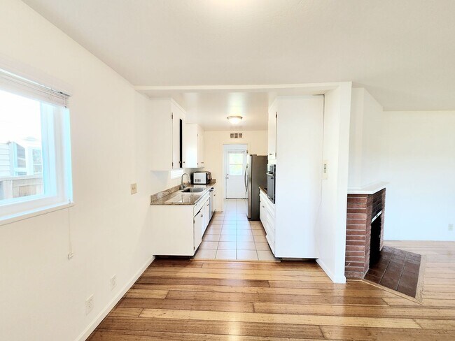 Building Photo - 3 bedroom home in San Mateo
