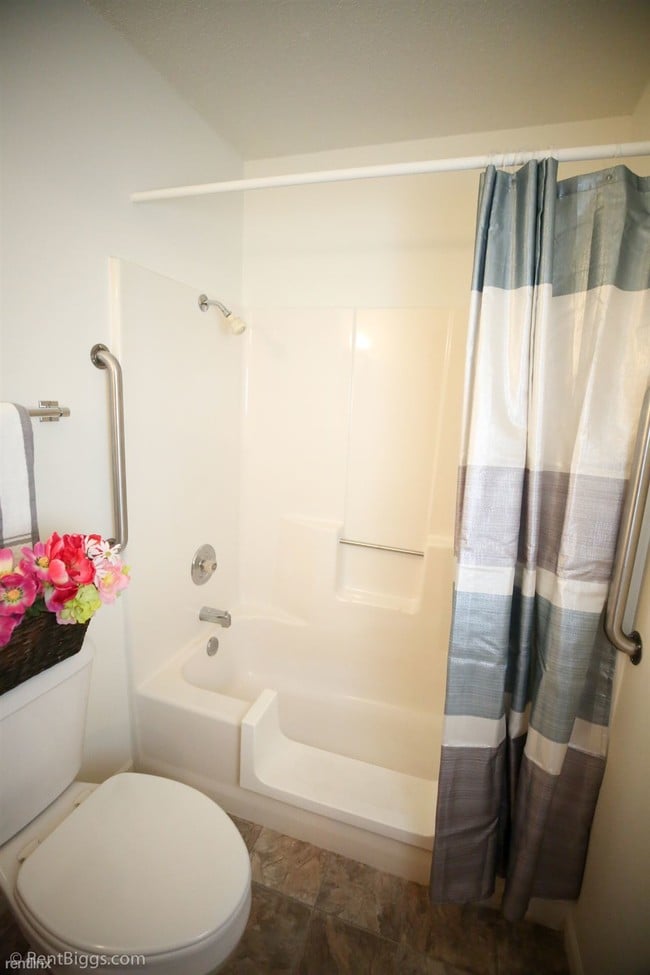 Building Photo - 1 br, 1 bath  - Lancaster Senior Apartments