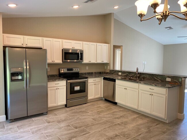 Building Photo - Desirable SW Ocala Neighborhood 3/2/2 **Wo...