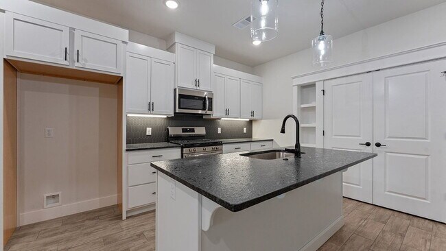 Building Photo - "Charming 3-Bedroom Retreat with Granite Elegance & Cozy Fireplace in Farmington!"