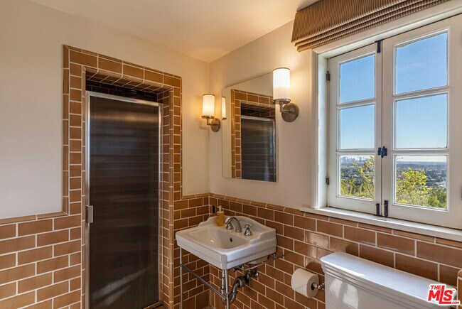 Building Photo - 8440 Harold Way