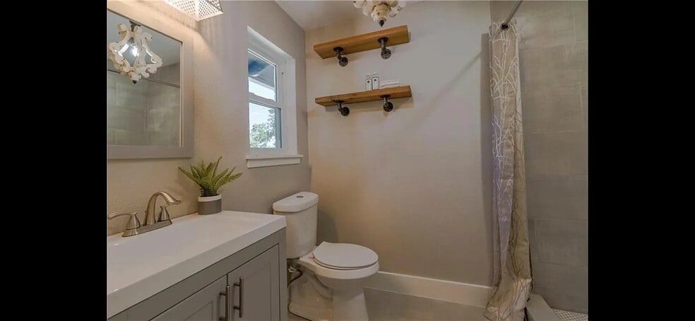 Building Photo - 4704 Woodside Dr