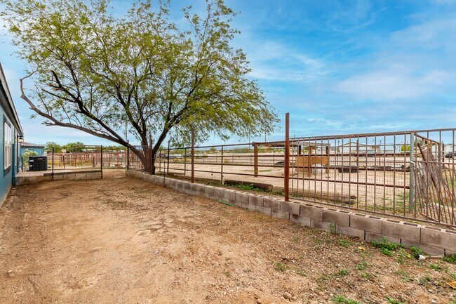 Building Photo - 1.25 Acre 5 Bedroom 3 Bathroom Horse Property in Florence!