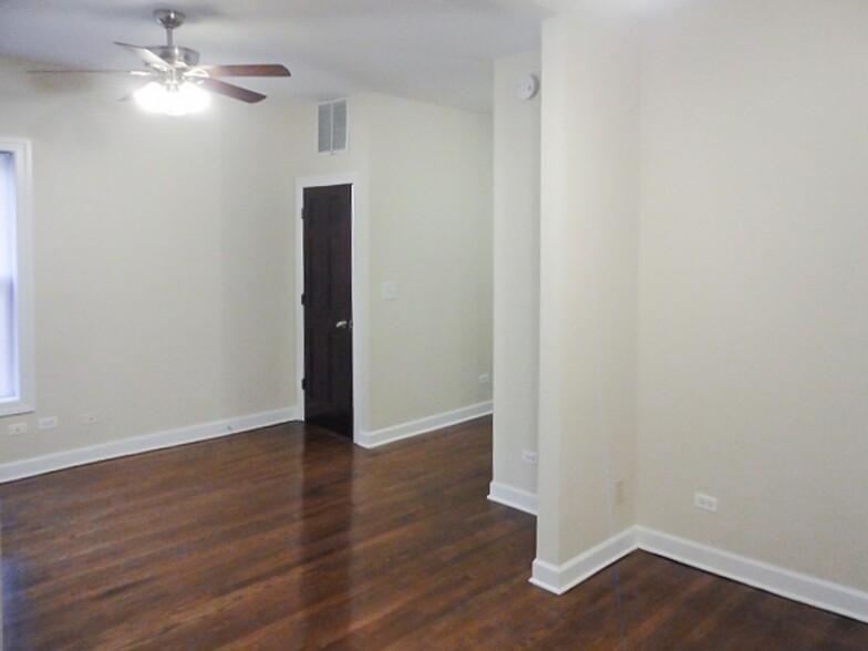 Building Photo - 849 W Cornelia Ave