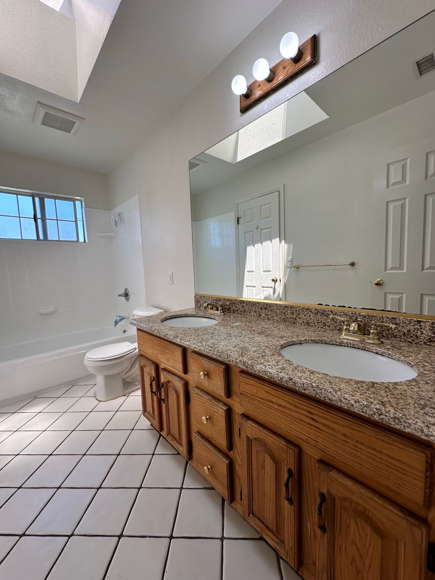 Building Photo - 9856 La Rosa Dr