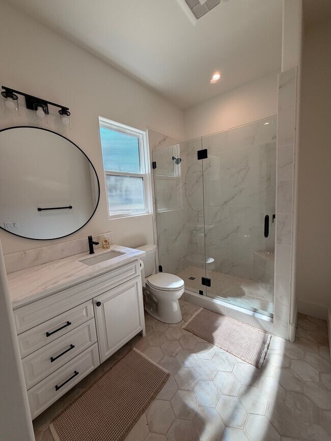 Building Photo - Charming 2-Bedroom Home in Private Gated Community