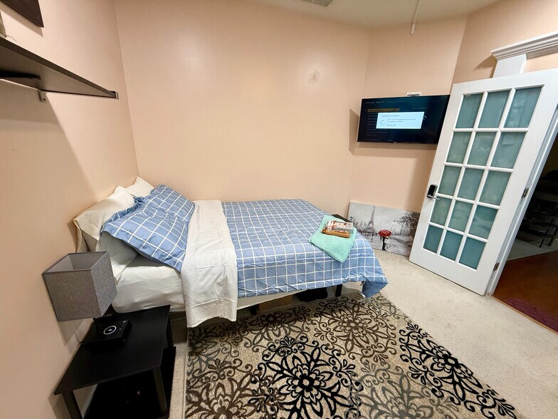 Building Photo - Room in House on Arbor Vista Dr