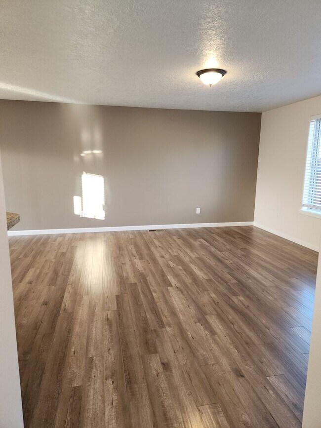 Building Photo - 3-bedroom 2.5 bath House