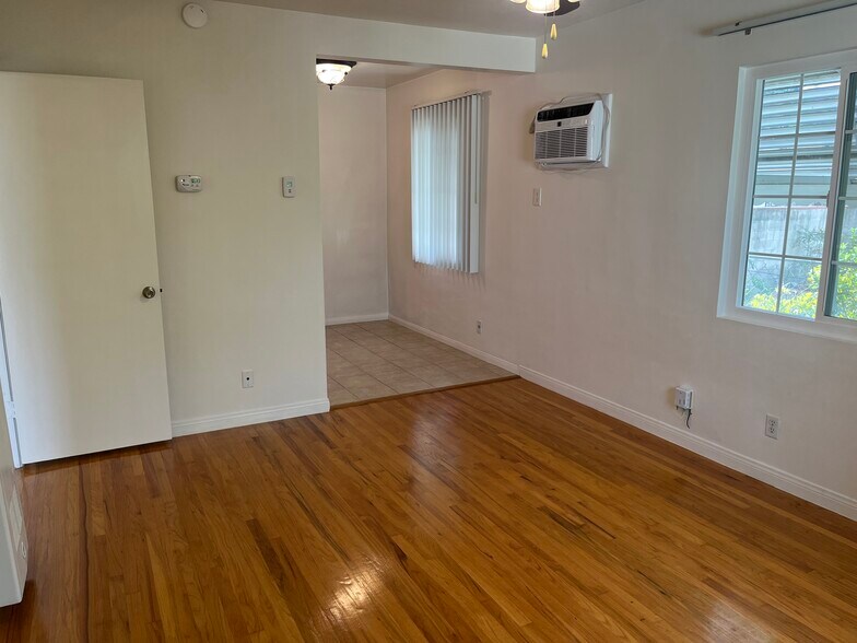 living space facing dining area - 1126 E Palmer Ave