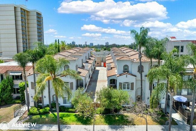 Building Photo - Rare 3-Story Hillcrest Townhome | 3BR/3BA ...
