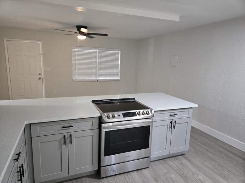 Building Photo - 266 Diamond St